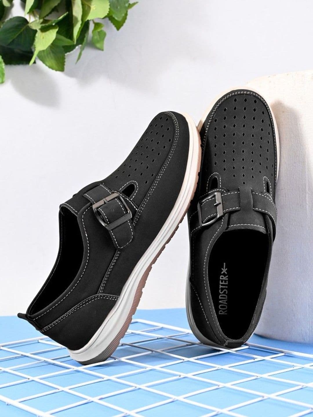 Roadster Men Black Suede Casual Lightweight Anti Slip Comfortable Sandals - view 1