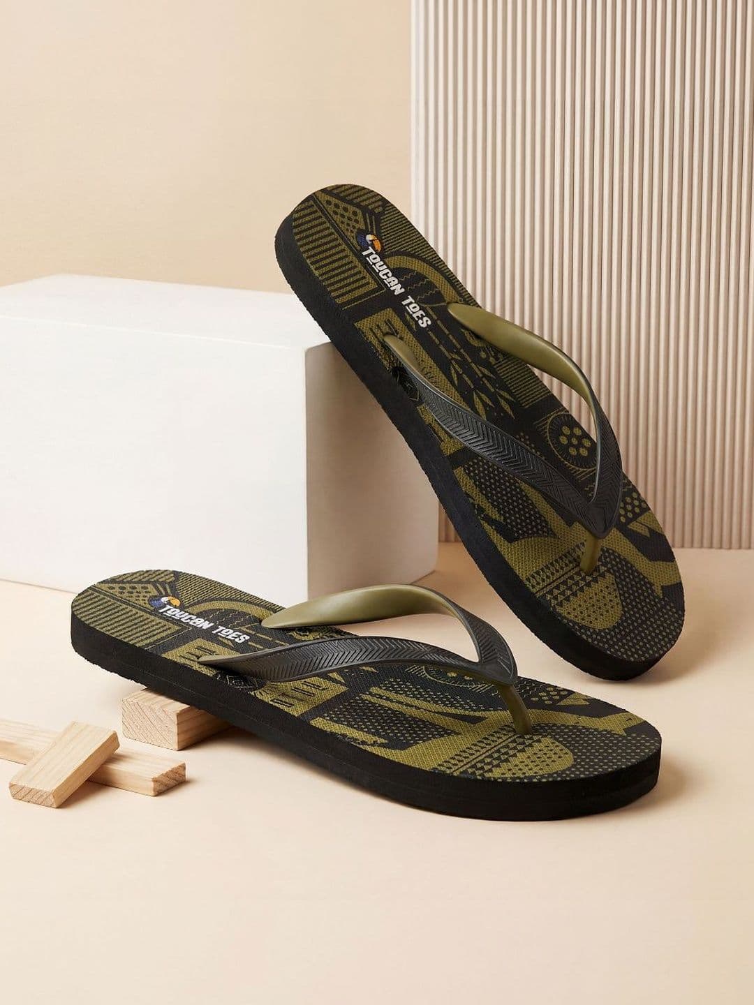 Toucantoes Men Printed Rubber Thong Flip-Flops - view 1