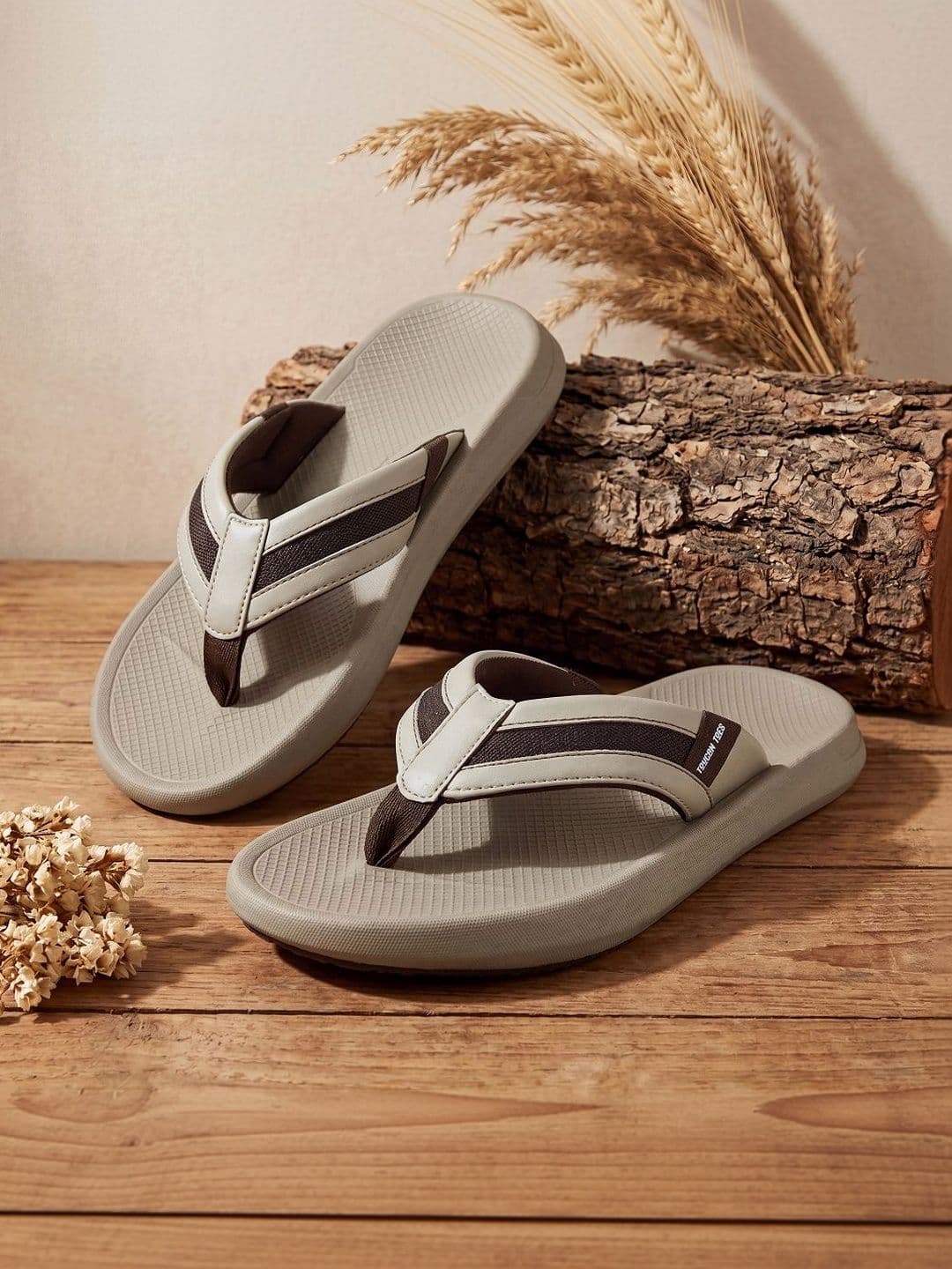 Toucantoes Men Colourblocked Thong Flip-Flops - view 1