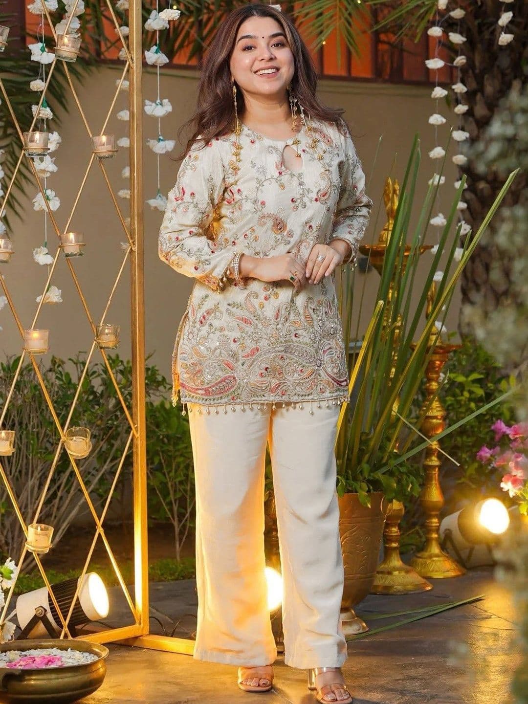 Sangria Women Ethnic Motifs Embroidered Regular Thread Work Kurti with Palazzos - view 1