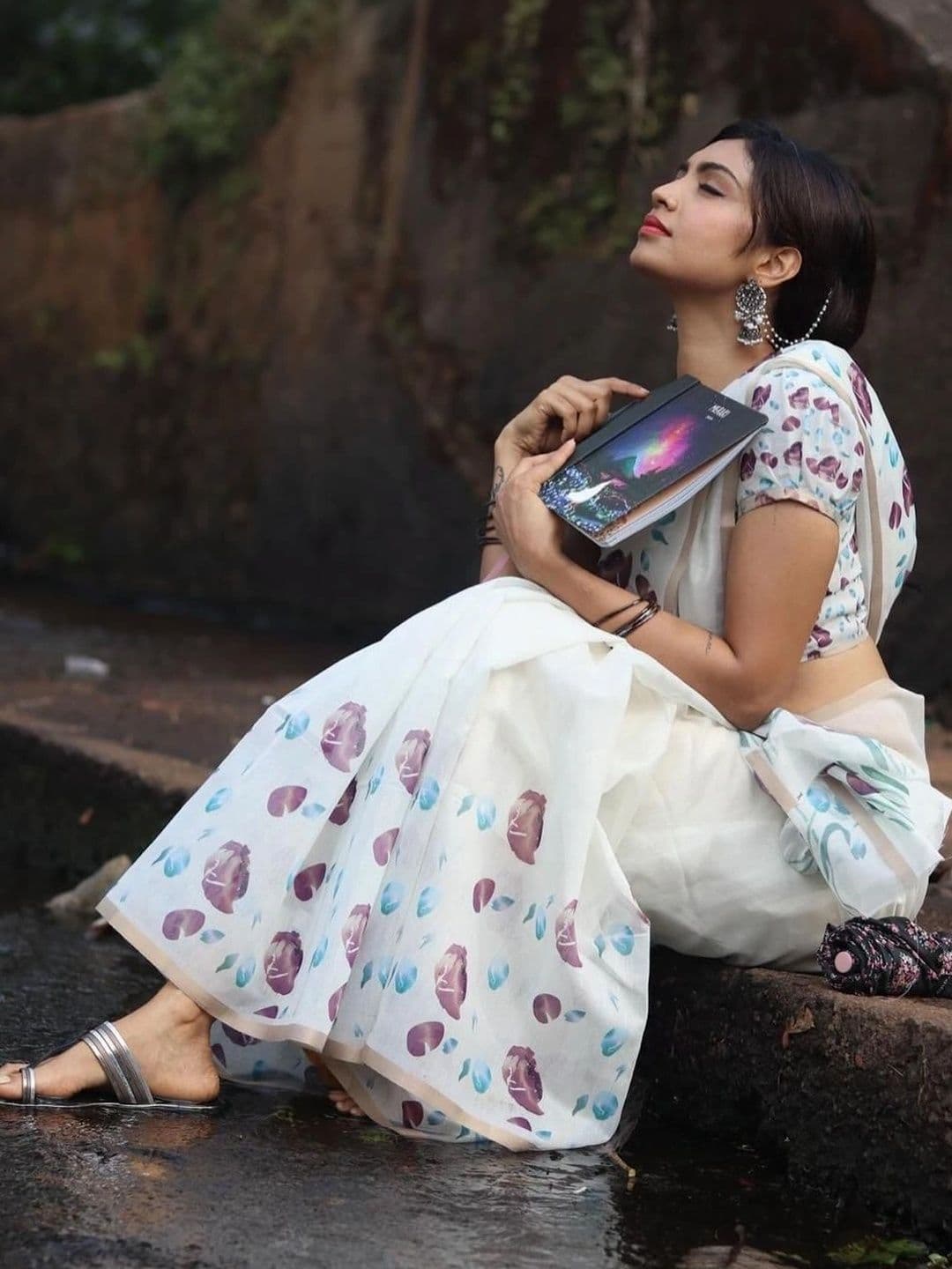 PERVAS Floral Zari Linen Blend Saree - view 1