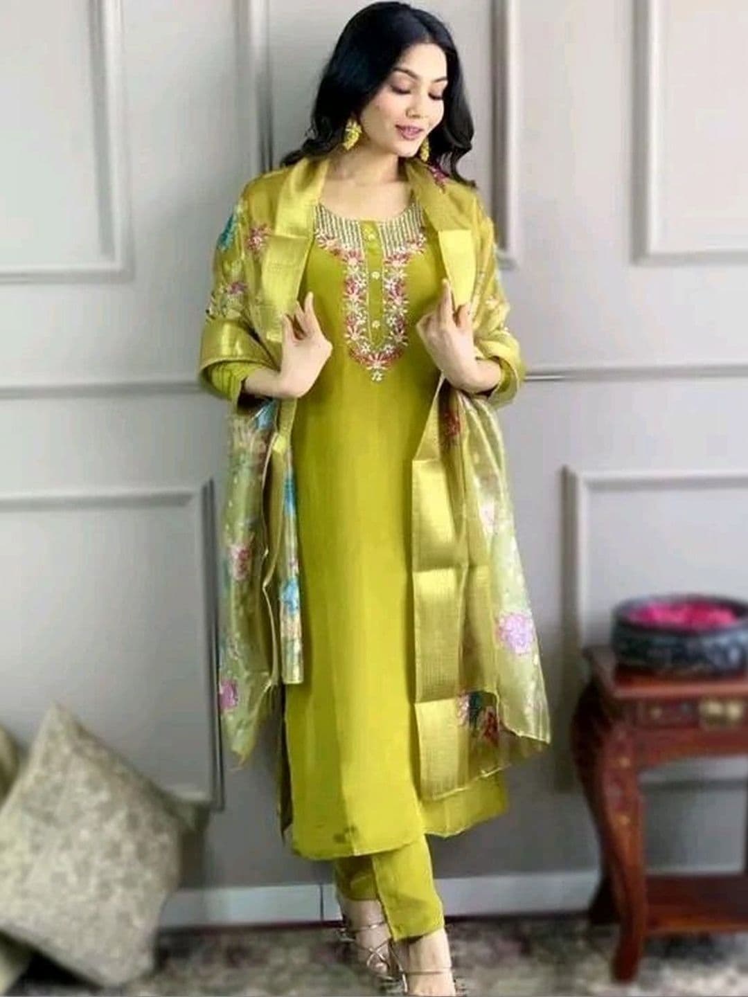 Fashion Of Z Women Ethnic Motifs Embroidered Regular Thread Work Kurta with Trousers & With Dupatta - view 1