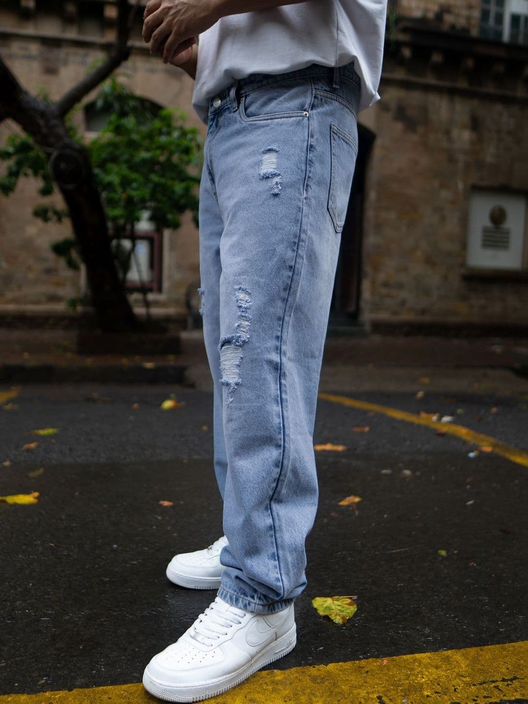 Powerlook Men Blue Baggy Mid-Rise Ripped Mildly Distressed Light Fade Relaxed Fit Jeans - view 1