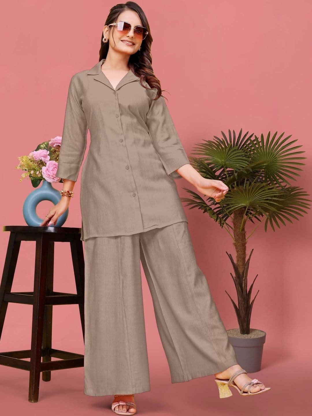 THEOMFAB Women Regular Kurta with Palazzos - view 1