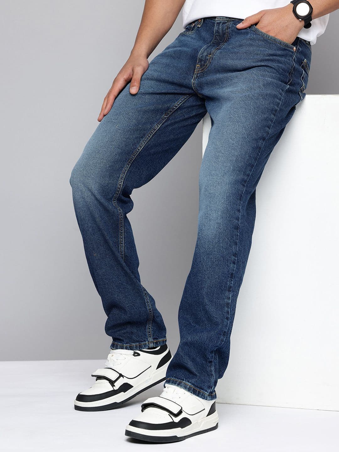 Levis Men 541 Tapered Fit Mid-Rise Light Fade Stretchable Jeans - view 1