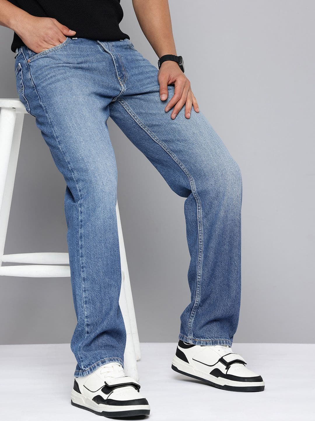 Levis Men 555 Relaxed Straight Fit Mid-Rise Light Fade Pure Cotton Jeans - view 1