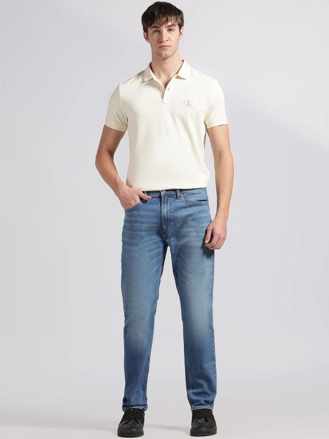 Calvin Klein Jeans Men Regular Fit Mid-Rise Light Fade Jeans - view 1