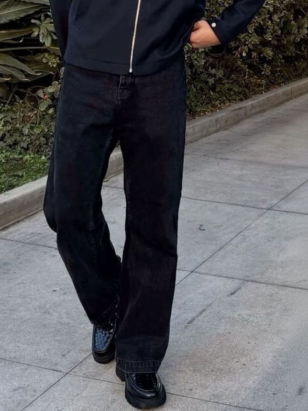 Veltick Men Relaxed Fit Mid-Rise Jeans - view 1