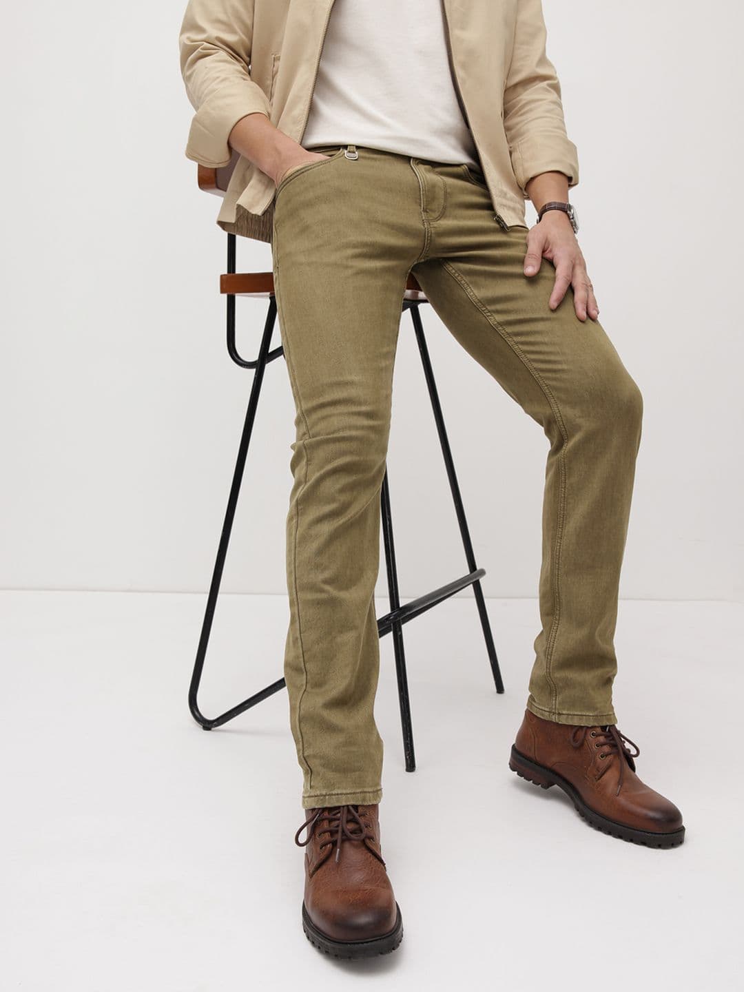 Roadster Men Slim Fit Mid-Rise Light Fade Stretchable Jeans - view 1