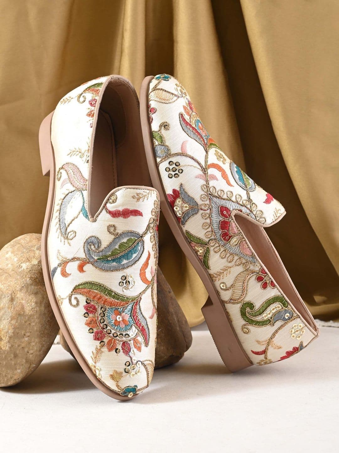 House of Pataudi Men Embroidered Round Toe Mojaris Casual Shoes