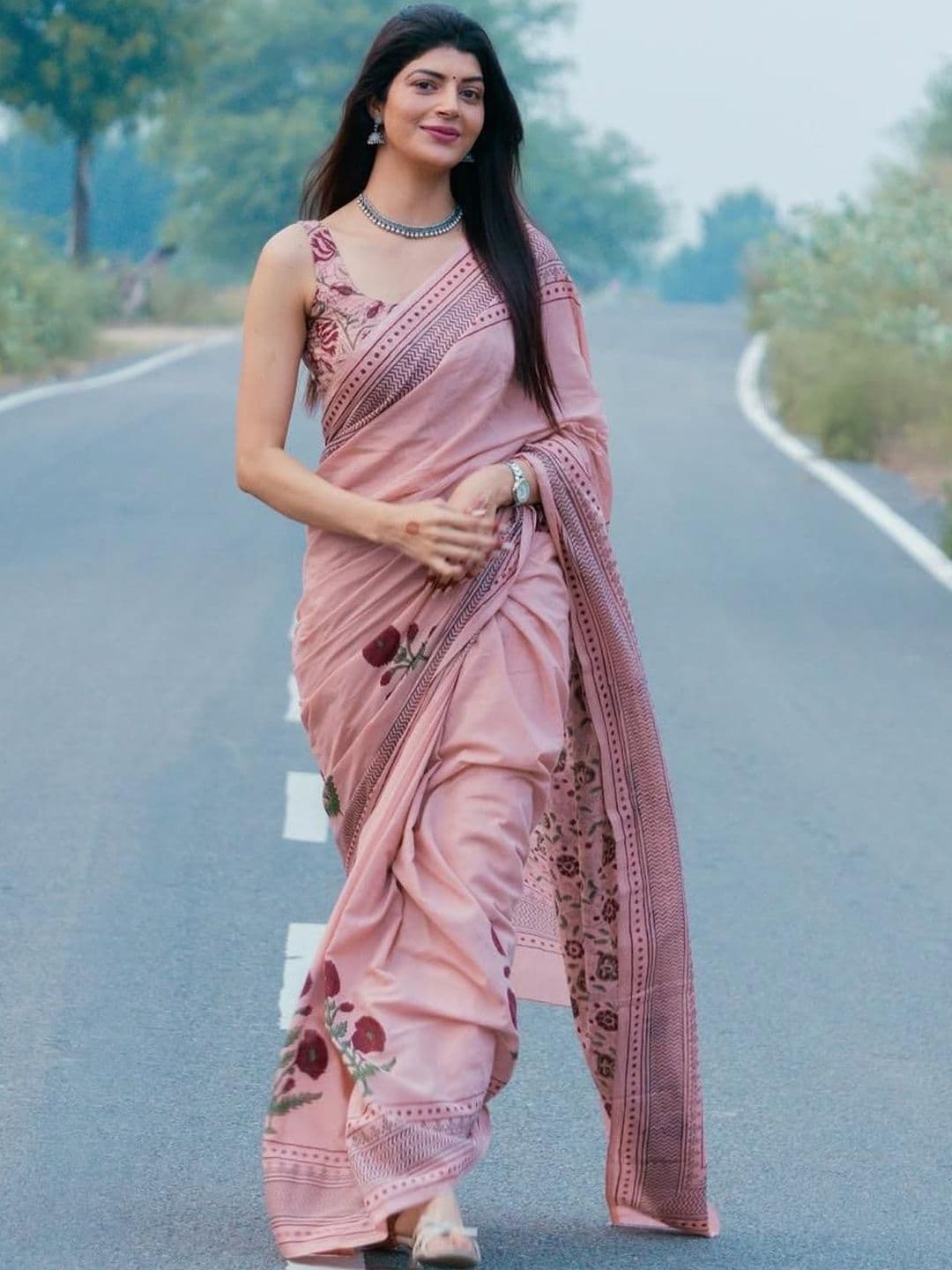 AQUILIQ Floral Pure Linen Saree - view 1