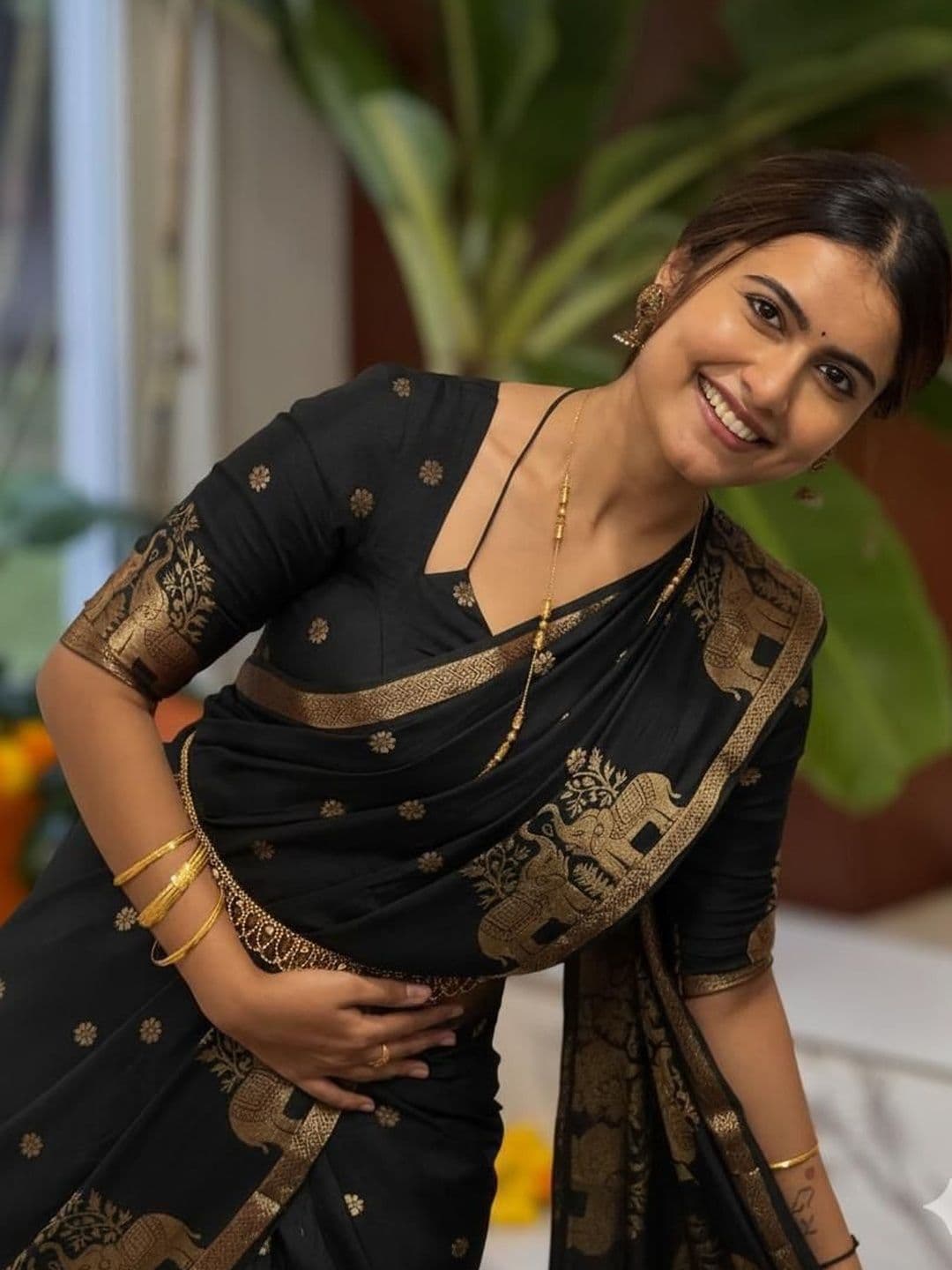 AVANTIKA FASHION Ethnic Motifs Zari Art Silk Banarasi Saree - view 1