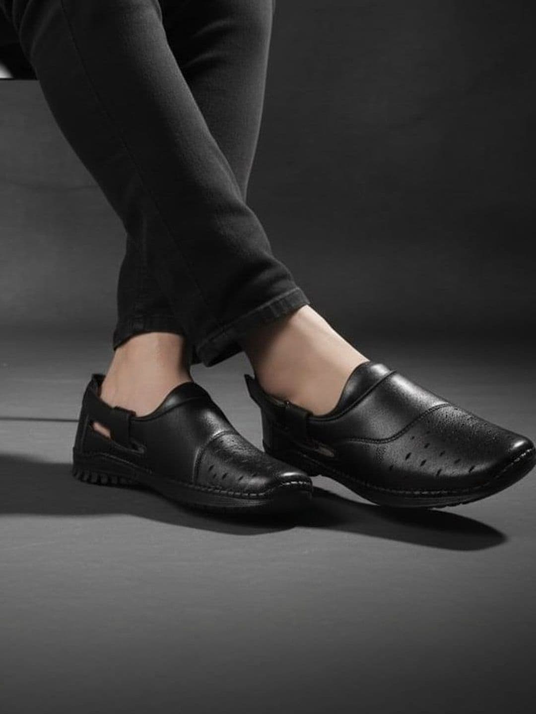 Akiko Men Rubber Shoe-Style Sandals - view 1