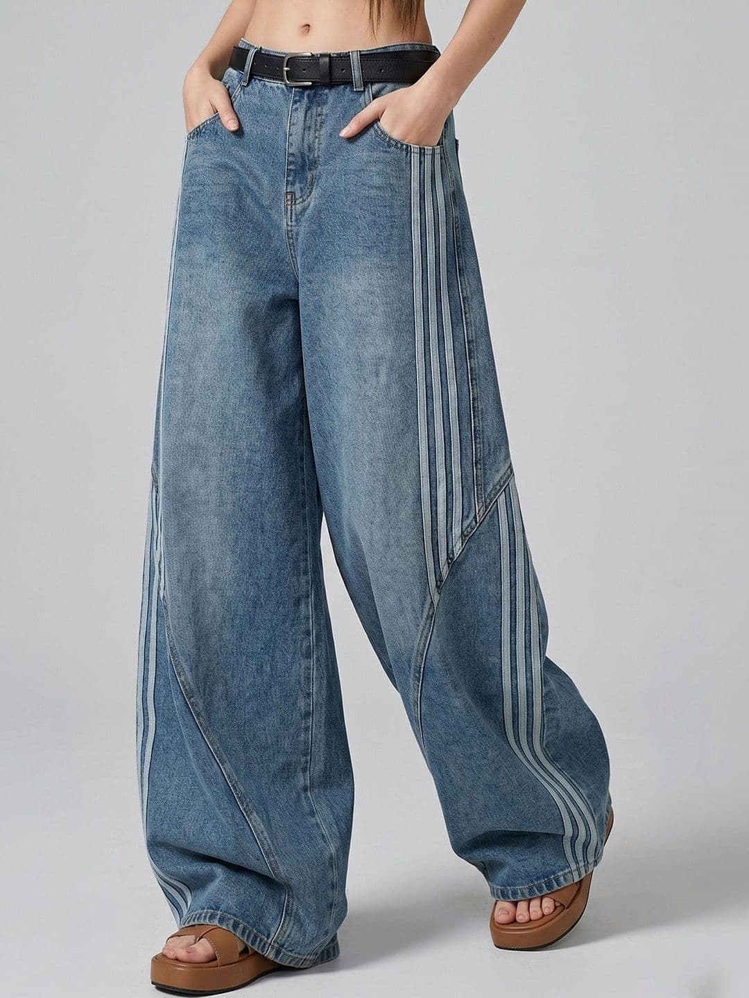 Suo Women Mid-Rise Light Fade Jeans - view 1