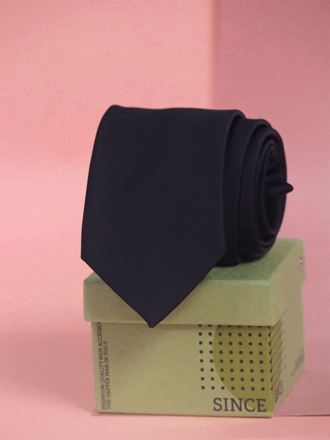 Tossido Men Black Solid Skinny Tie - view 1