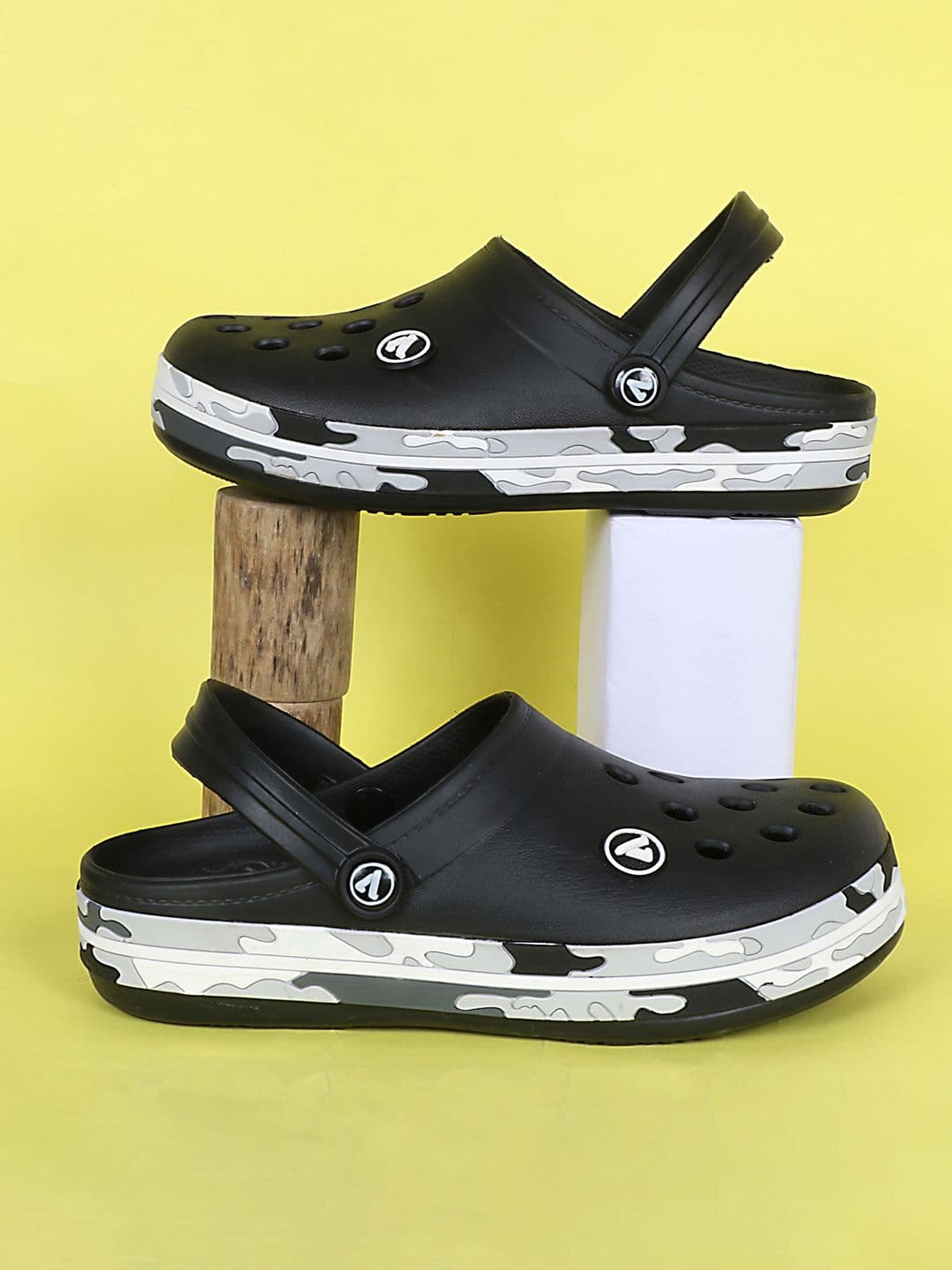 Aqualite Men Round Toe Slip On Clogs - view 1