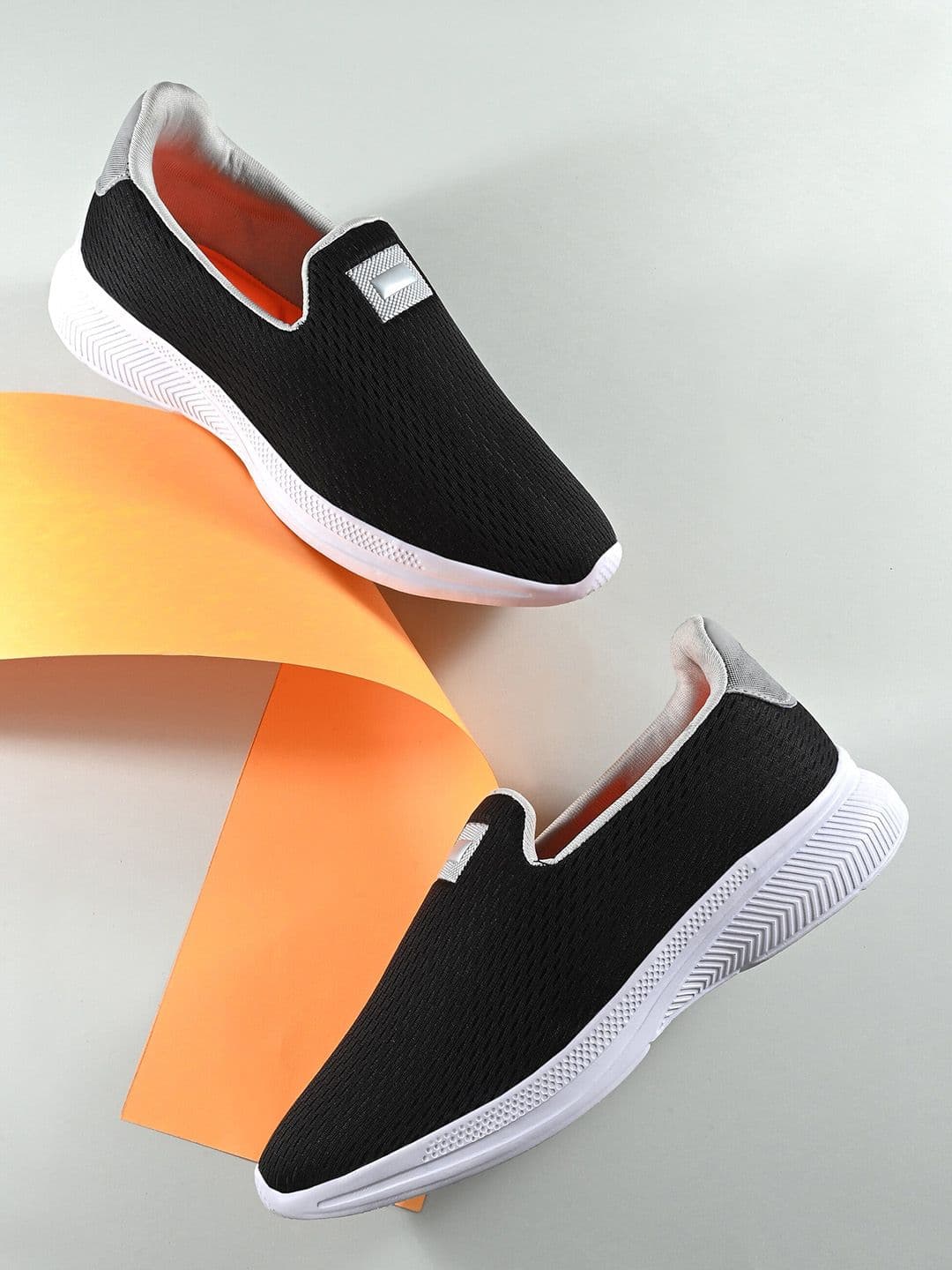 The Roadster Lifestyle Co. Men Black And White Air Max Technology Running Shoes - view 1