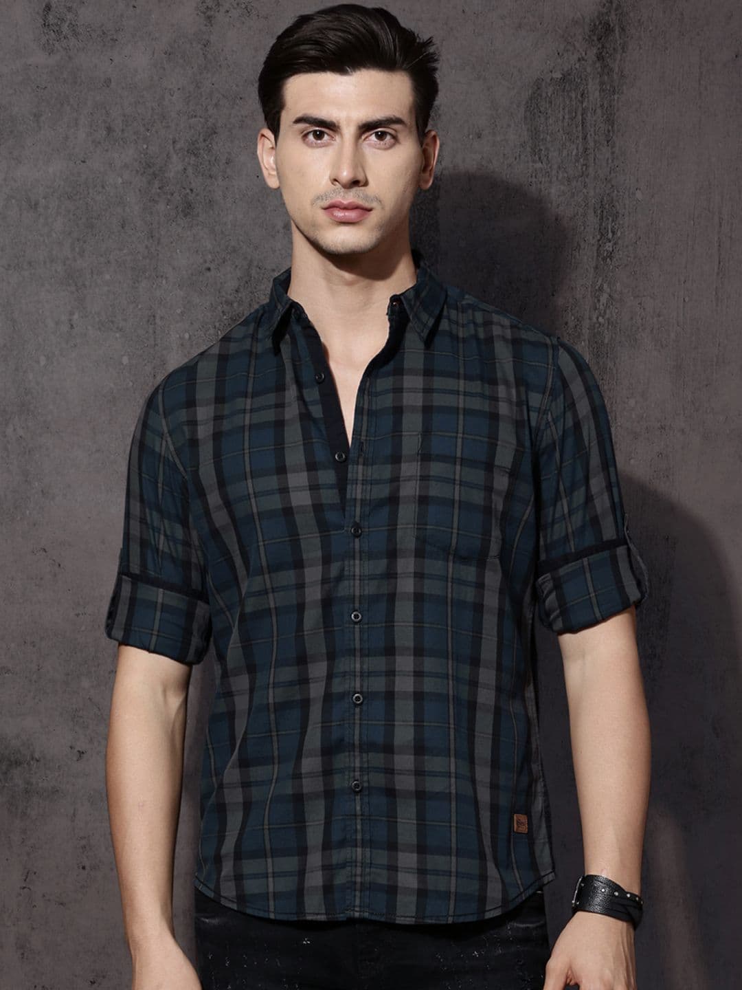 Roadster Men Navy Blue & Black Regular Checked Casual Shirt - view 1