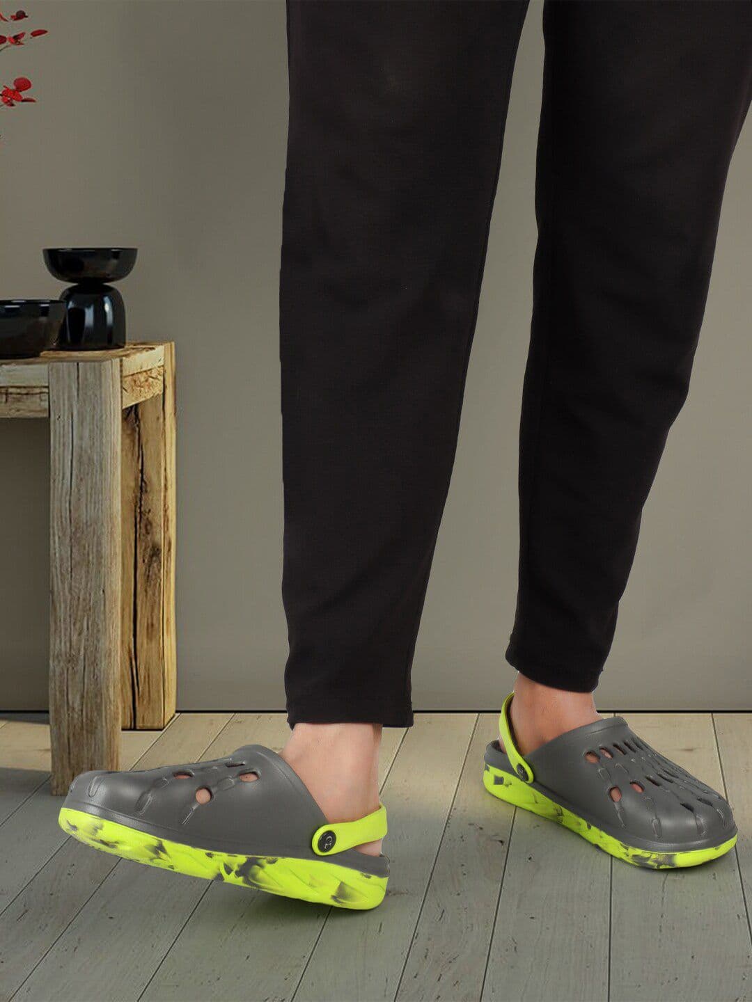 Carlton London Men Lightweight Printed Rubber Clogs - view 1