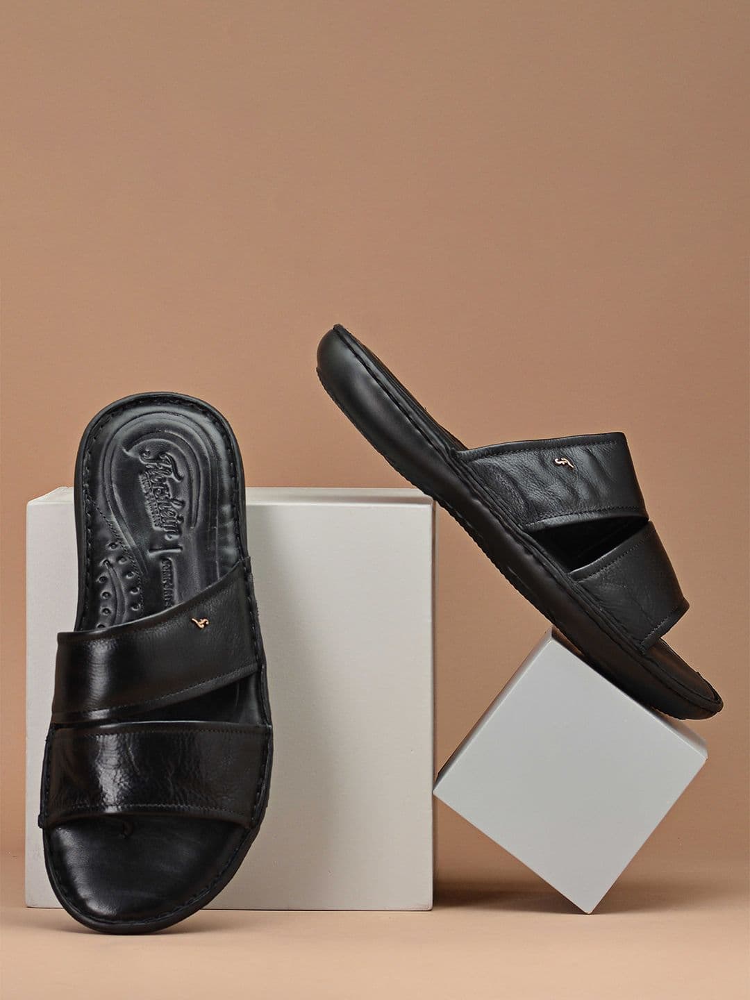 Florsheim Men Textured Leather Comfort Sandals - view 1