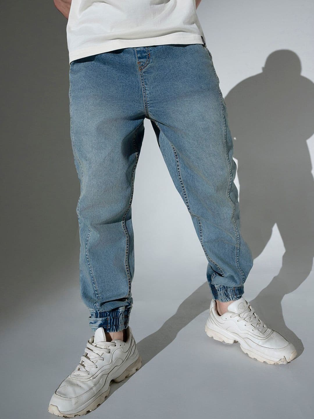 Hubberholme Men Relaxed Fit Mid-Rise Slash Knee Light Fade Stretchable Jeans - view 1