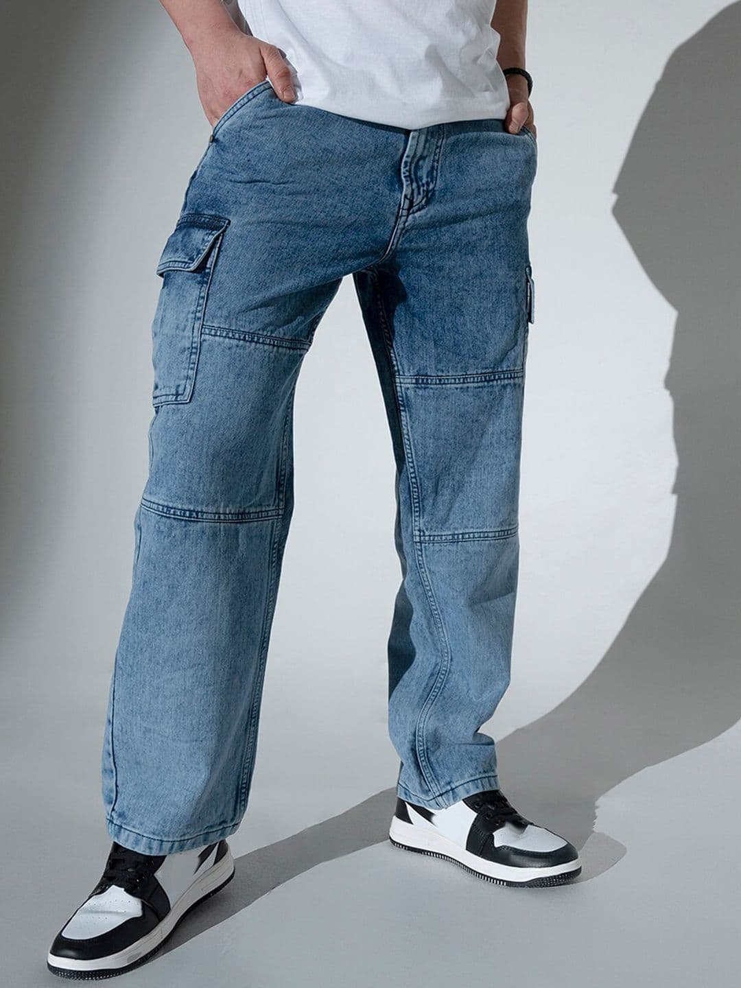 Hubberholme Men Blue Relaxed Fit Mid-Rise Slash Knee Light Fade Jeans - view 1