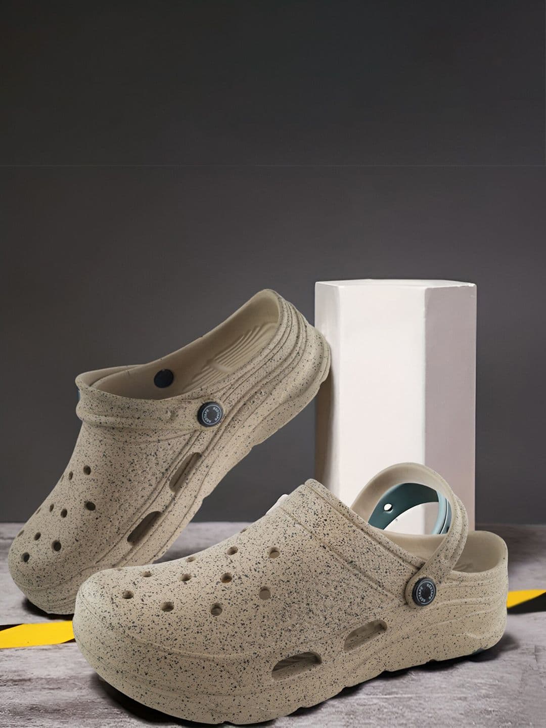 Red Tape Men Printed Rubber Clogs - view 1