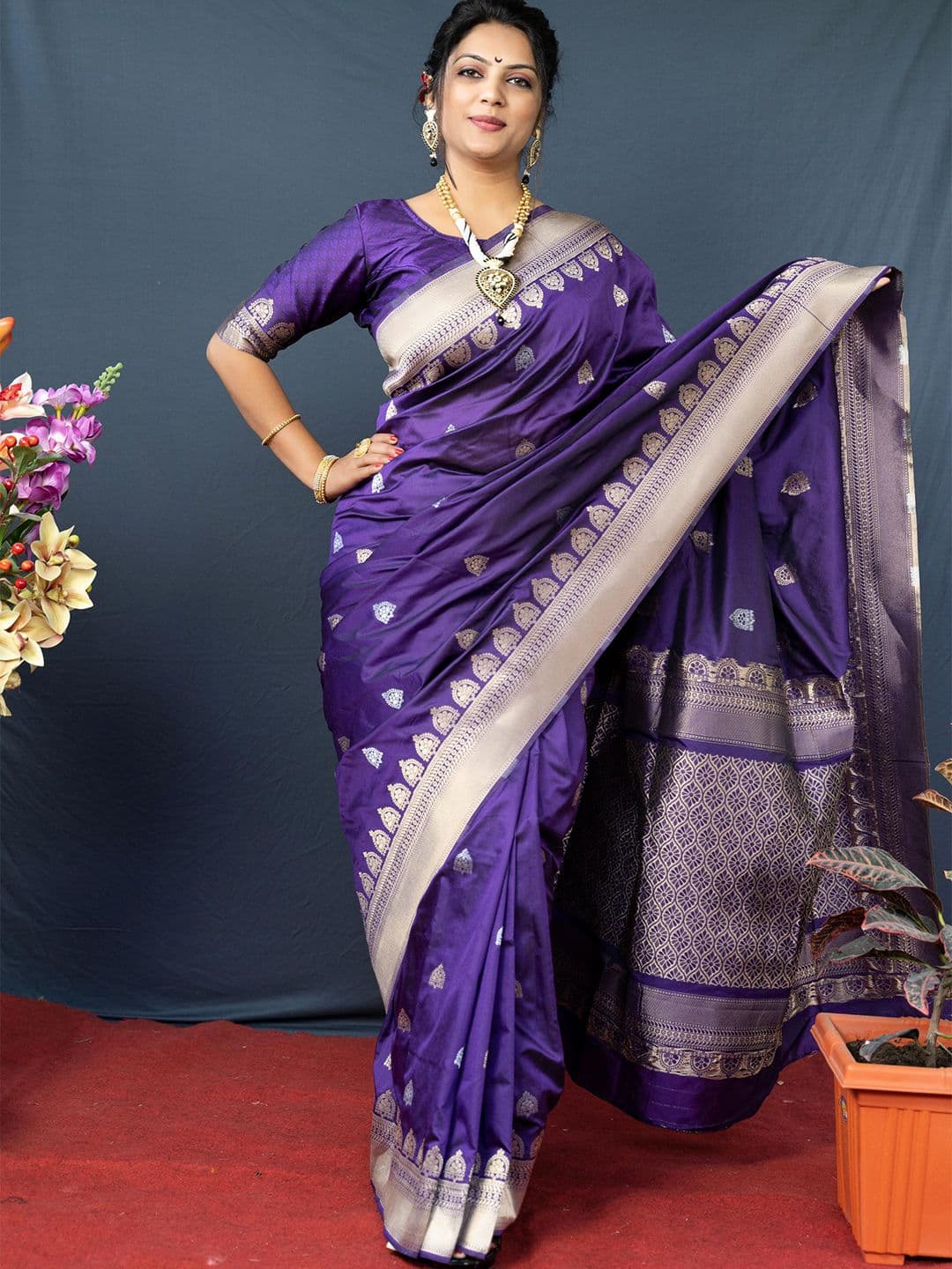 Royal Rajgharana Saree Ethnic Motifs Woven Design Zari Banarasi Saree - view 1