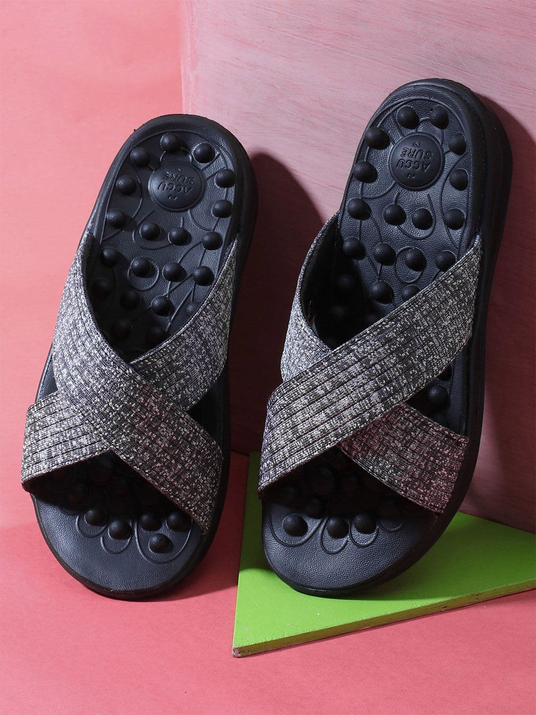 IMPAKTO Men Textured HydroRelief Sliders - view 1