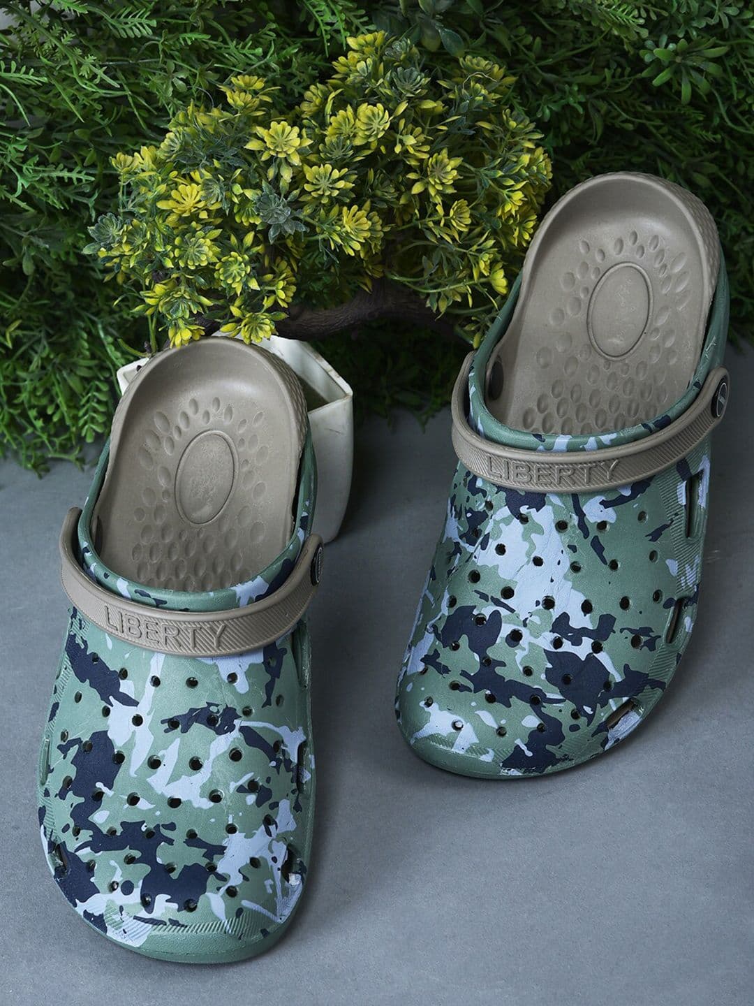 Liberty Men Printed Clogs - view 1