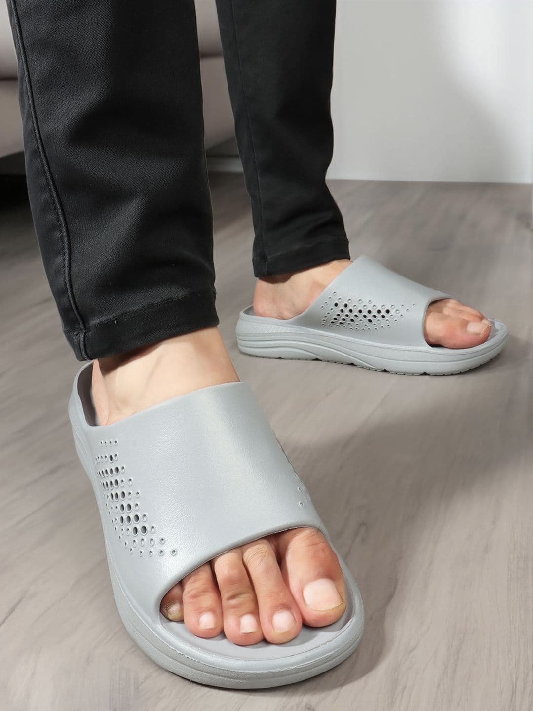 Carlton London Men Solid Rubber Sliders - view 1