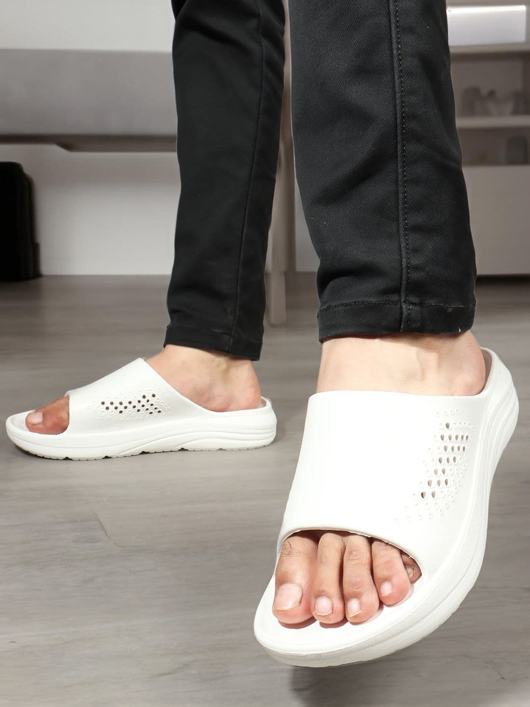 Carlton London Men Solid Rubber Sliders - view 1