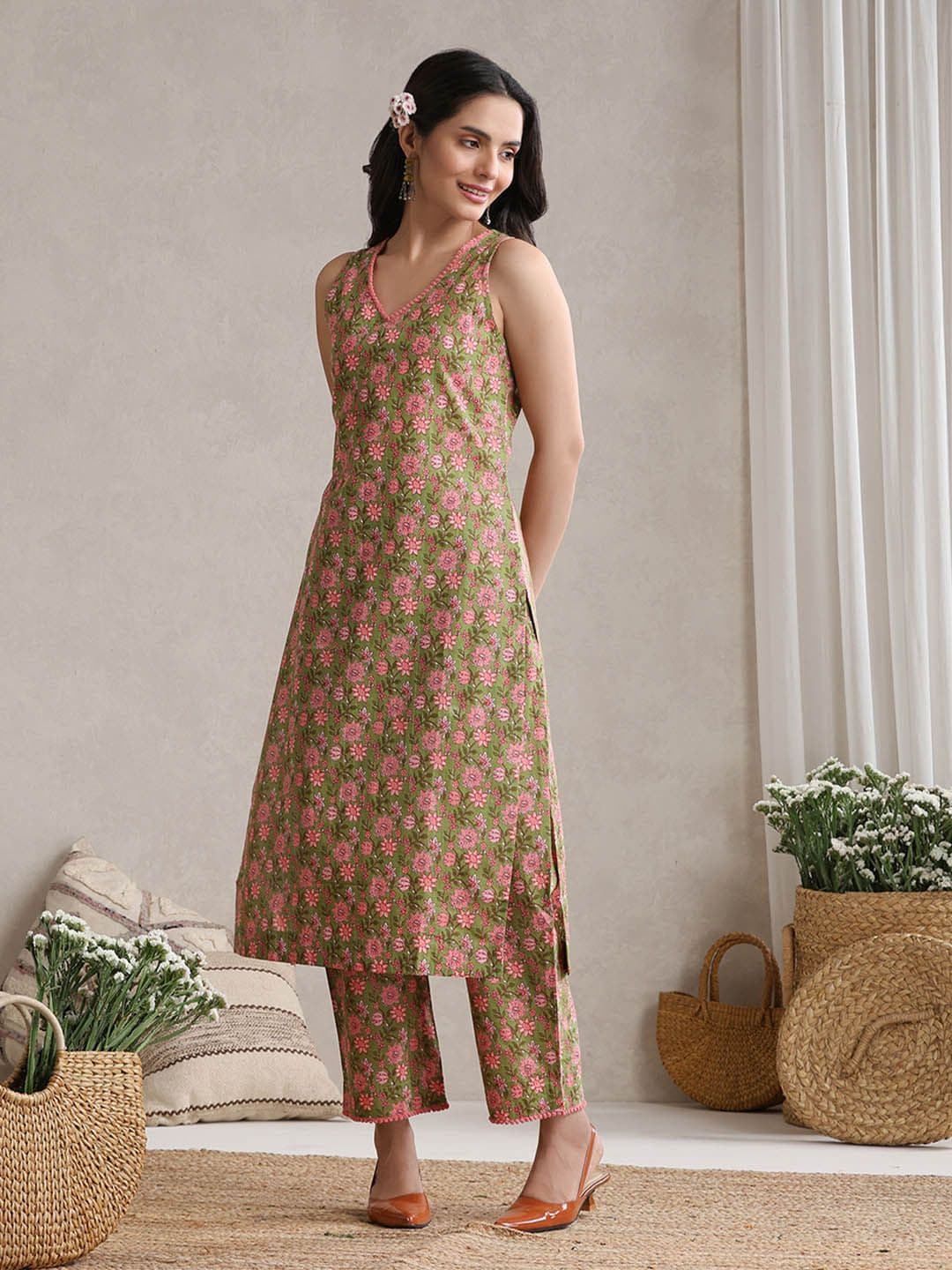 Khushal K Women Floral Printed Regular Pure Cotton Kurta with Palazzos - view 1