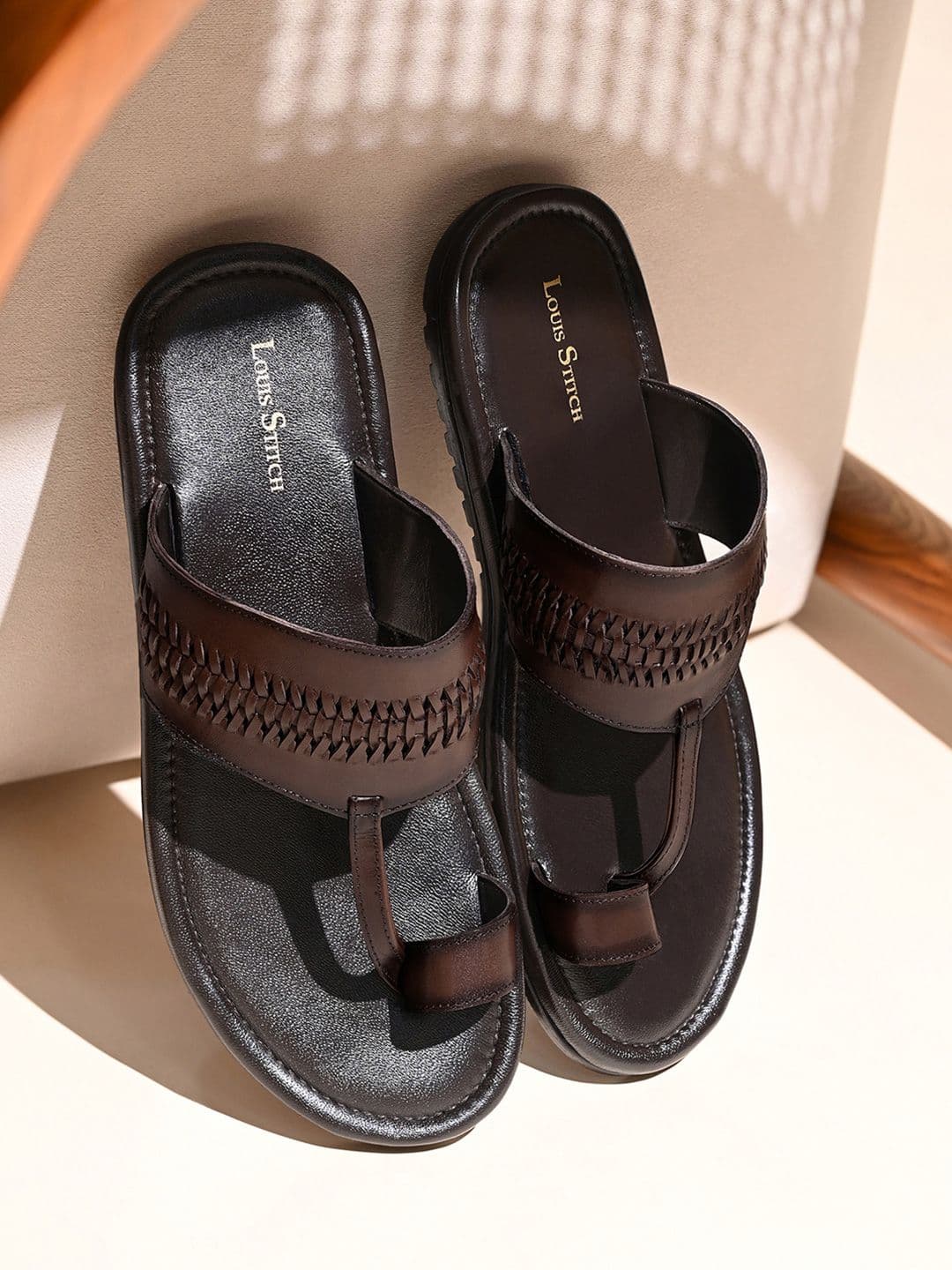 LOUIS STITCH Men Kolhapuri Style Lightweight Toe Ring Leather Sandals - view 1