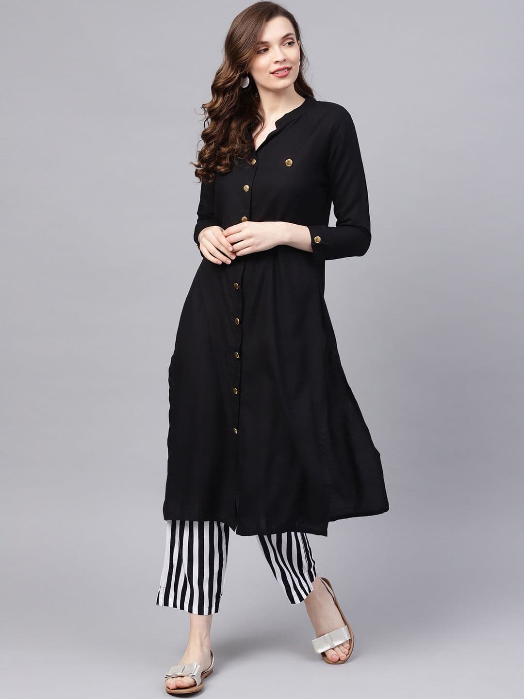 Ishin Women Black Solid Straight Kurta - view 1